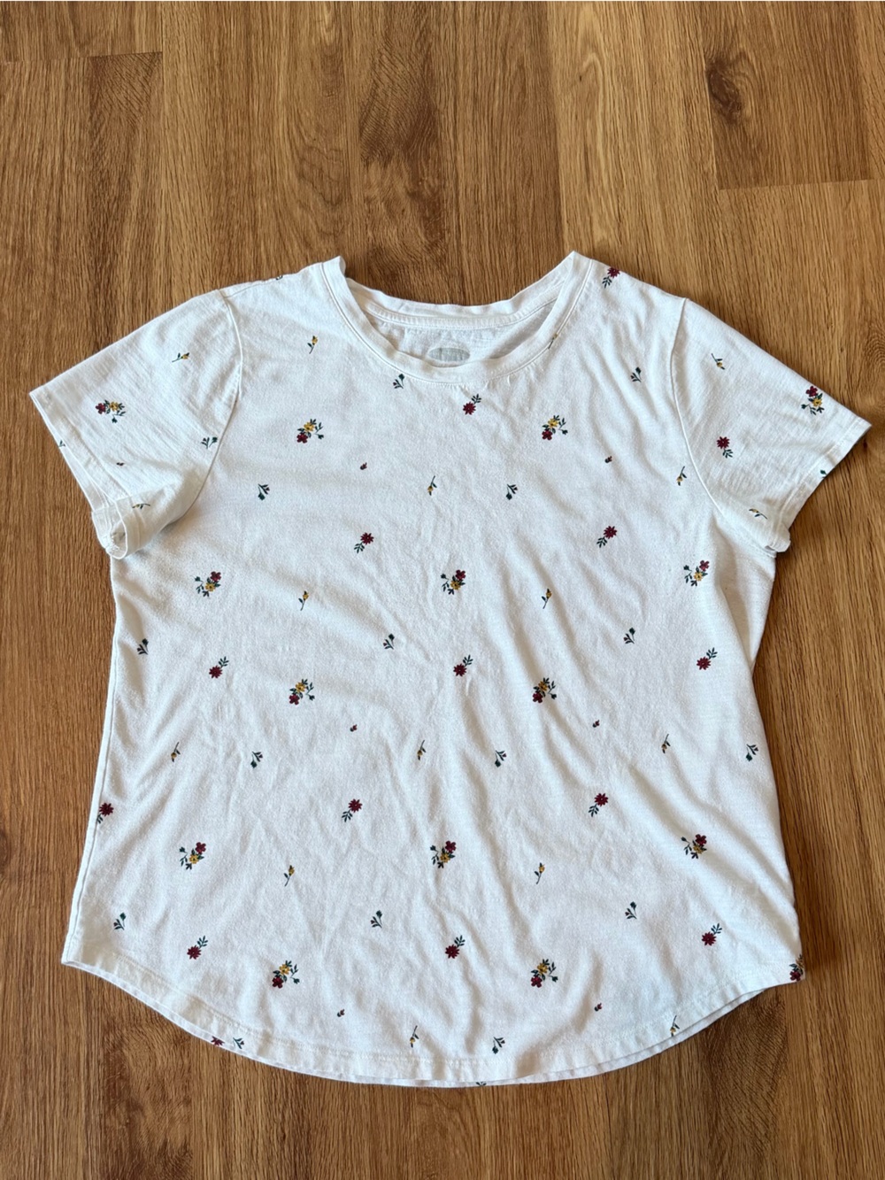 🟡3 for $15🟡 Women’s White Floral Tee